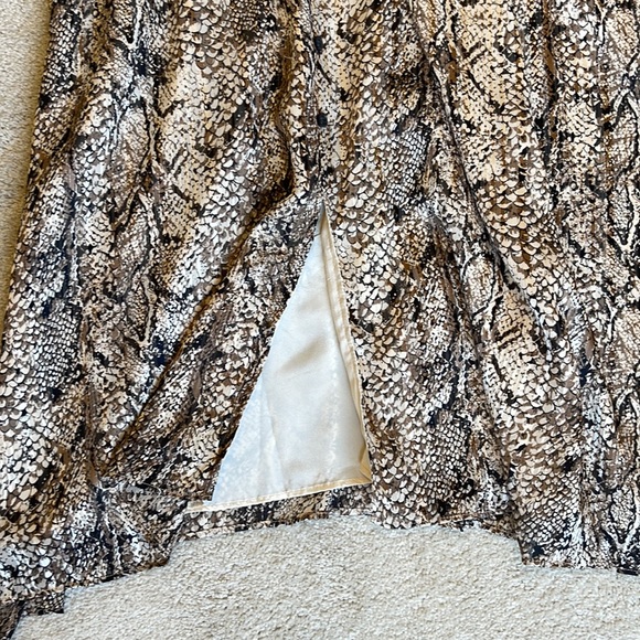 Gibson and latimer snake print dress with belt - Picture 5 of 5